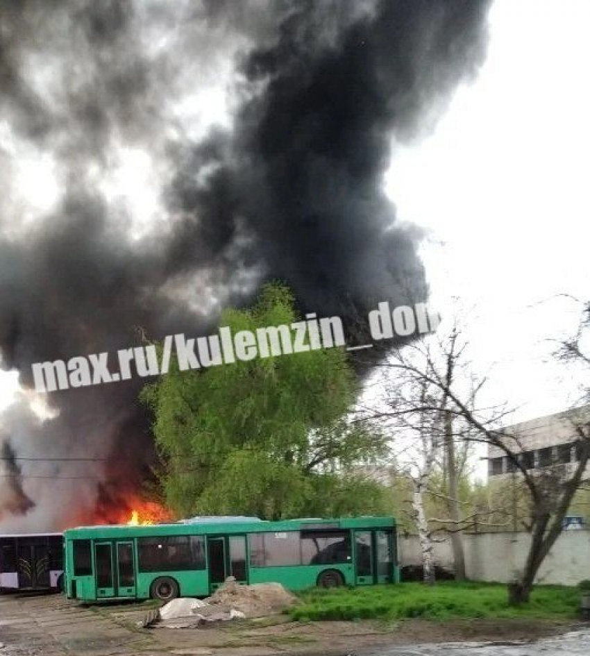 Снаряды ВСУ уничтожили 7 автобусов и повредили 2 в Донецке