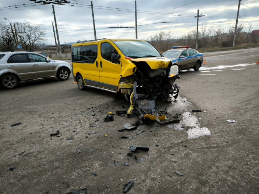 В Горловке женщина на «Опеле» не уступила дорогу и въехала в ВАЗ