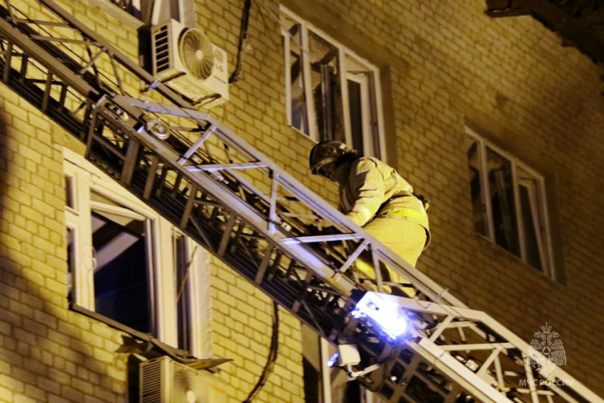 Спасатели эвакуировали 7 человек из дома в Донецке, в который был прилет 