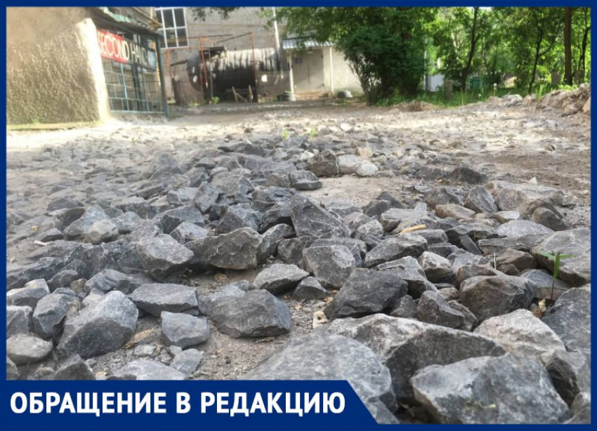 Камни, ямы и болото: в центре Донецка разбили дорогу