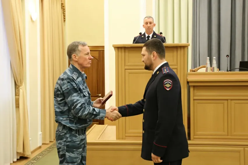 Полицейским ДНР вручил награды замминистра внутренних дел России