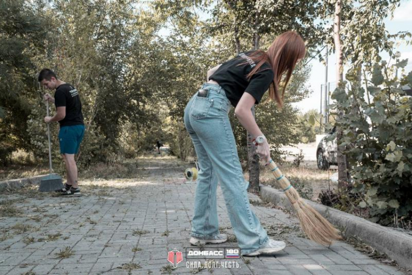 Активисты Народной Дружины провели уборку на территории центра уличного баскетбола
