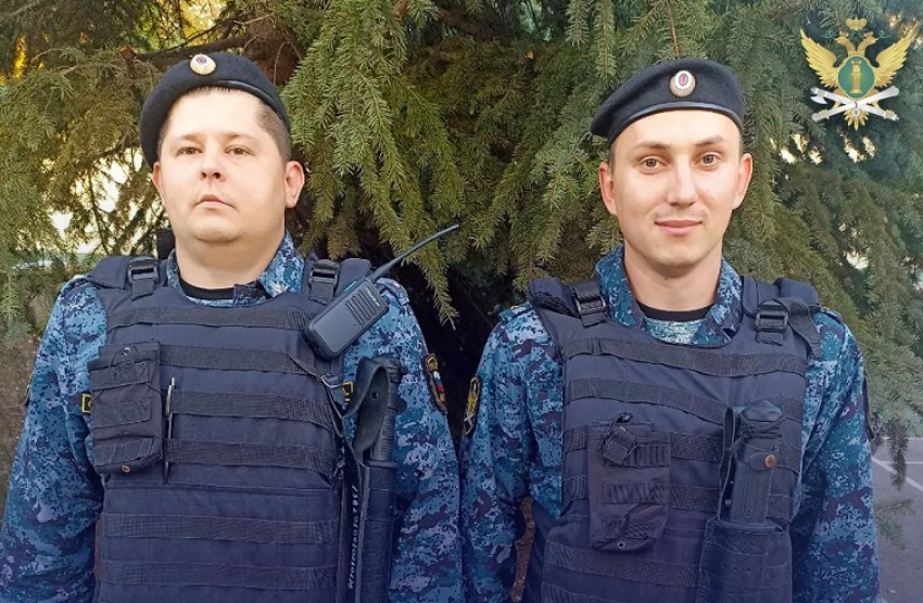 Донецкие приставы потушили загоревшийся автомобиль на дороге