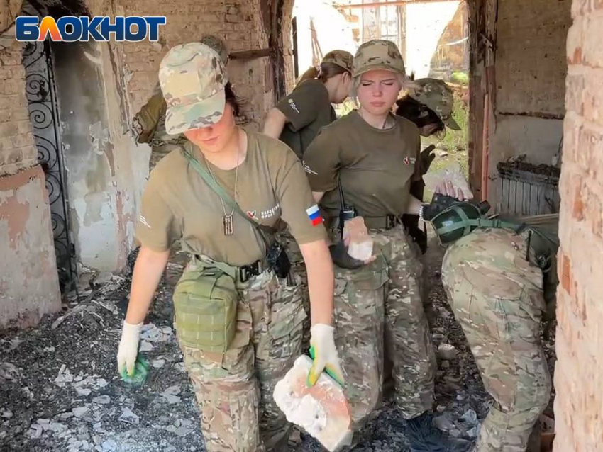 Расчищать от завалов территорию монастыря под Угледаром помогает молодежь «Народного Фронта» со всей России