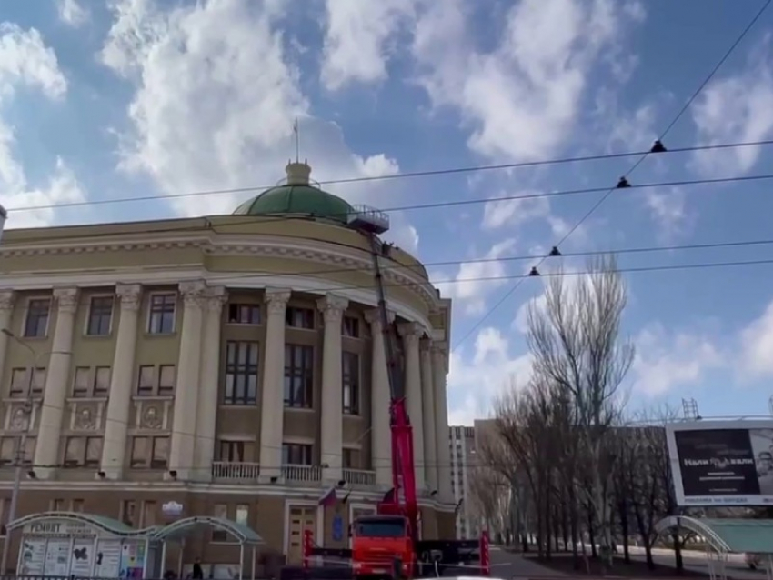 В Донецке почти восстановили пострадавшее от обстрелов здание библиотеки имени Крупской