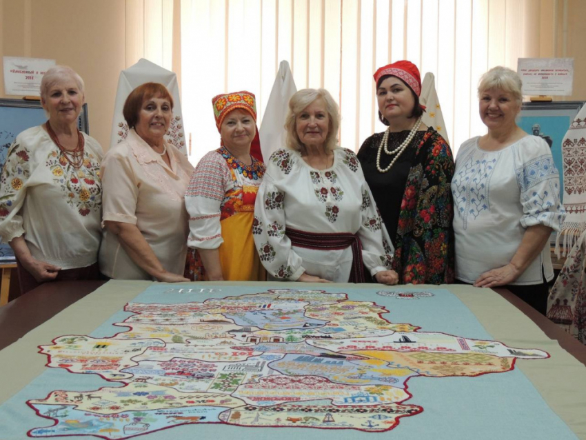Мастерицы из Донецка вышили карту ДНР с достопримечательностями городов