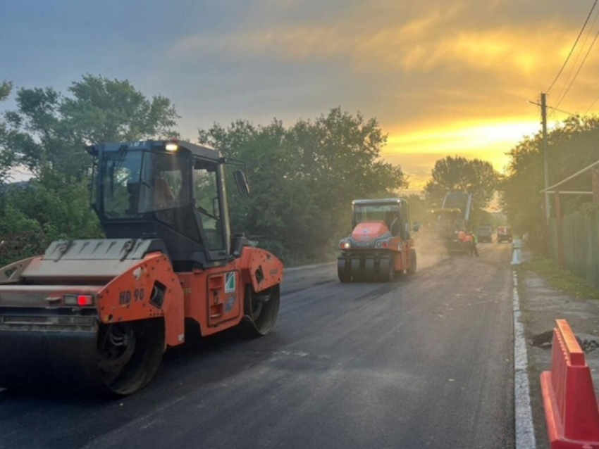 В Енакиево под звуки работы ПВО вручили грамоты дорожникам из Ленинградской области