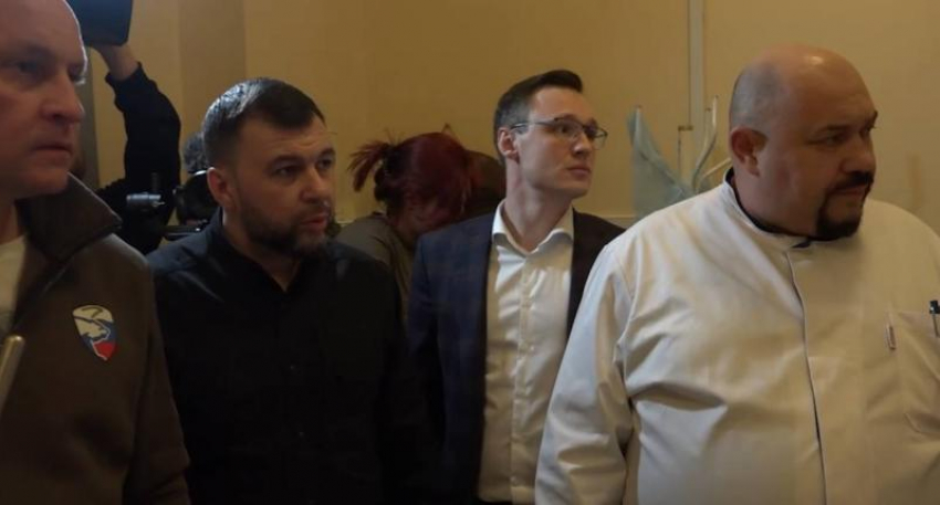 Глава ДНР навестил пострадавших людей после обстрела рынка в Донецке