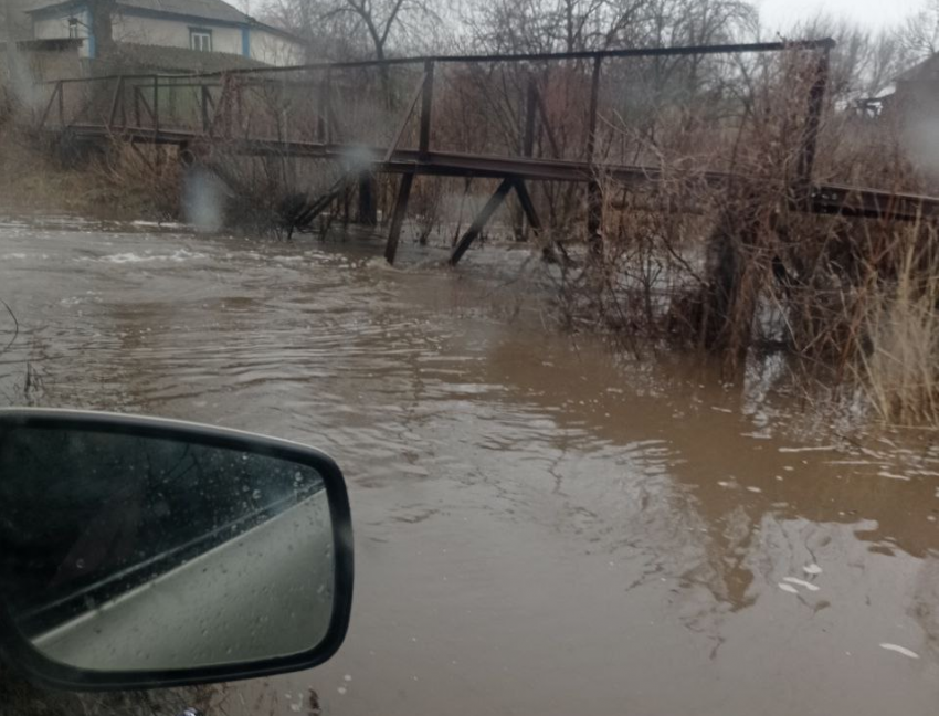 Река Булавин вышла из берегов и затопила Ольховатку в ДНР