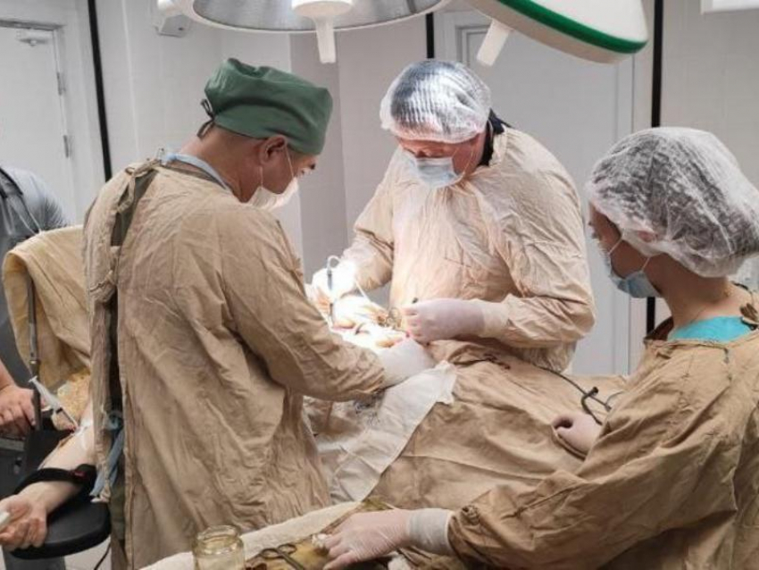 Врачи больницы Донецка провели жительнице сложнейшую операцию по восстановлению движения в суставах рук 