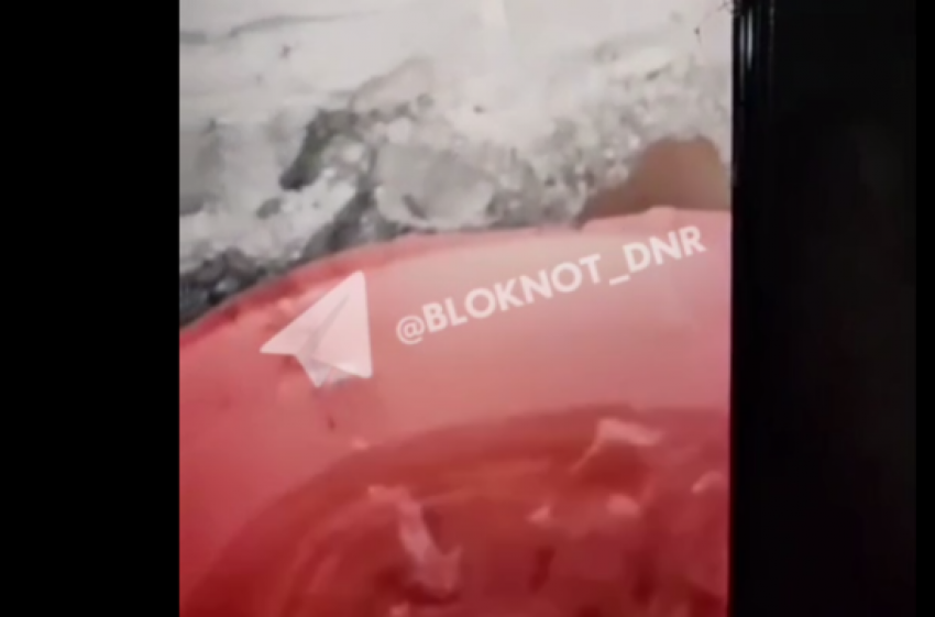 Два года жильцы дома на Титова в Донецке не могут добиться ремонта крыши и борются с потопами 