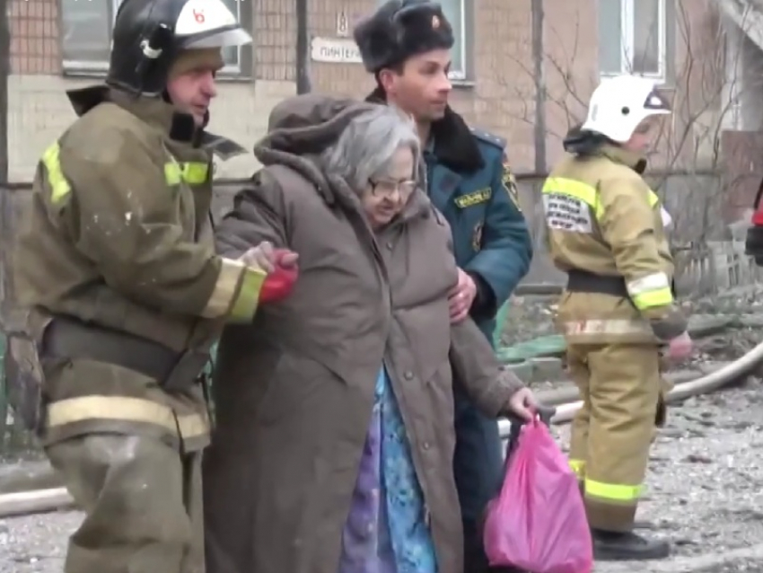«В один миг из-за украинских фашистов мы остались ни с чем»: мэр Донецка передал помощь жителями разрушенного обстрелом дома