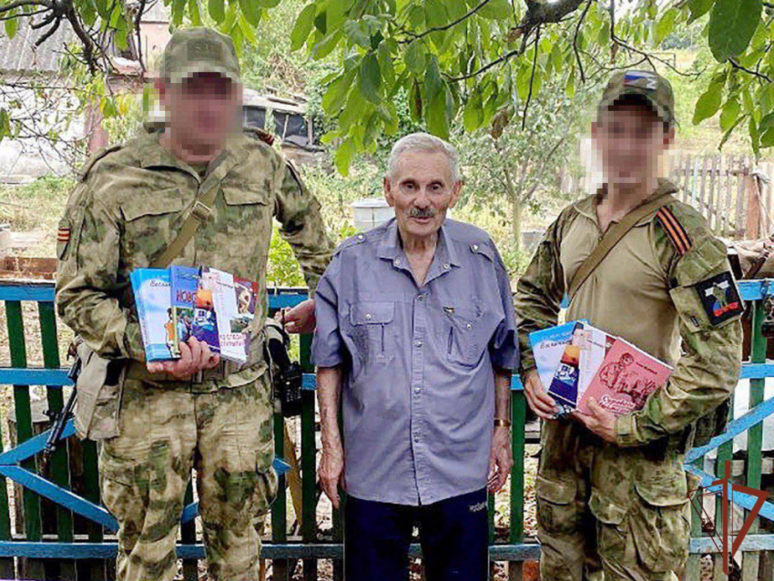 Росгвардейцы навестили семью ветеранов труда в ДНР и отремонтировали им забор