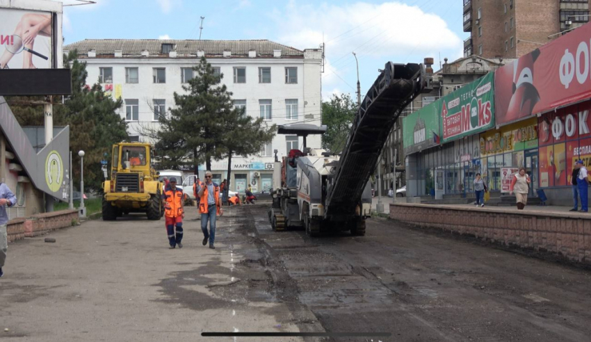 Свершилось: Ямы на парковке ТЦ «Юзовский» в Донецке залатали