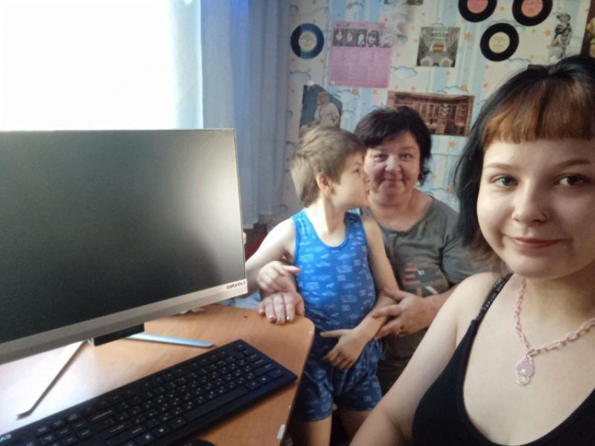 Российские писатели подарили компьютер 11-класснице из Тореза 