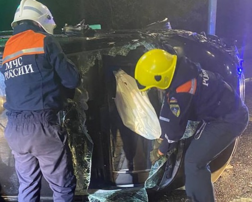В МЧС рассказали подробности ДТП с перевернувшимся авто в Мариуполе