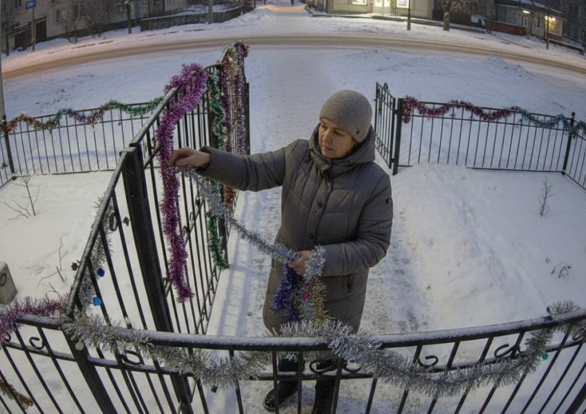 Жительница Макеевки попала на видео во время кражи новогоднего декора у пекарни
