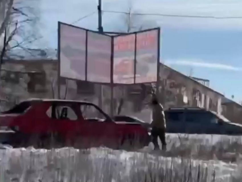 Возле макеевской галактики малолетние мародеры «калечат» заброшенное авто 