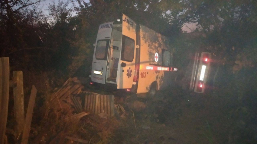 Автомобиль скорой помощи и ВАЗ въехали в жилой дом после ДТП в Енакиево ДНР