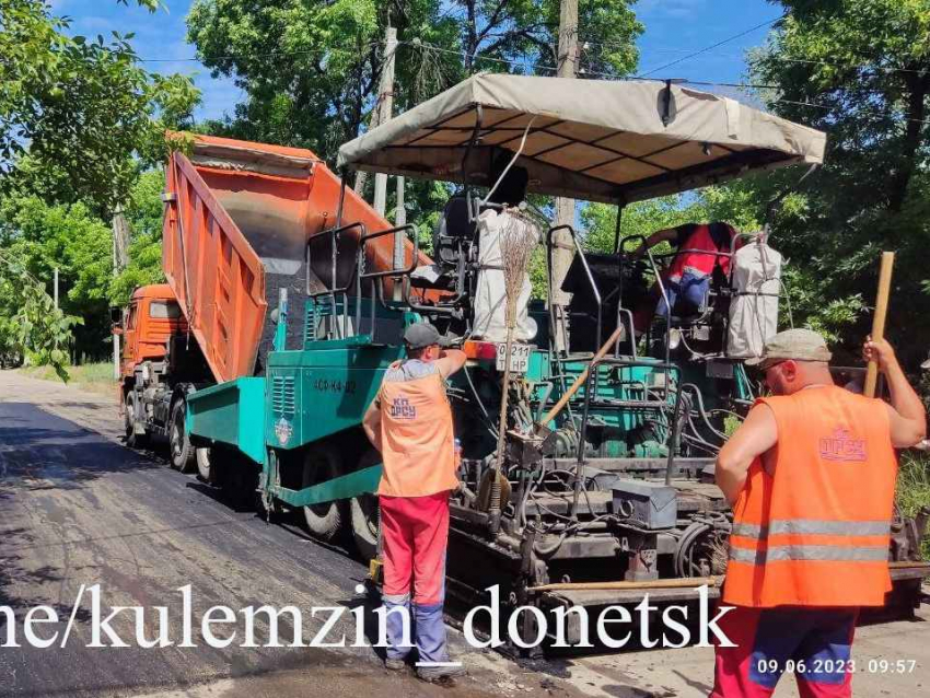 Самоотверженность по-донецки: коммунальщики проводят ремонт дорог в Кировском районе