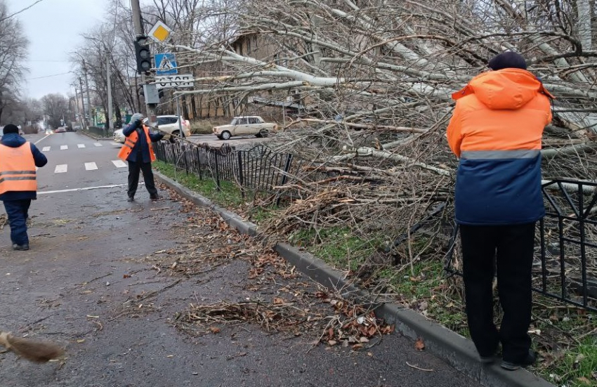 В Донецке коммунальщики активно работают над устранением последствий стихии