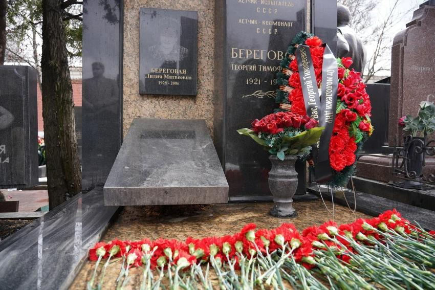 Молодежь ДНР передала в Москву венок, который возложили к могиле космонавта Берегового
