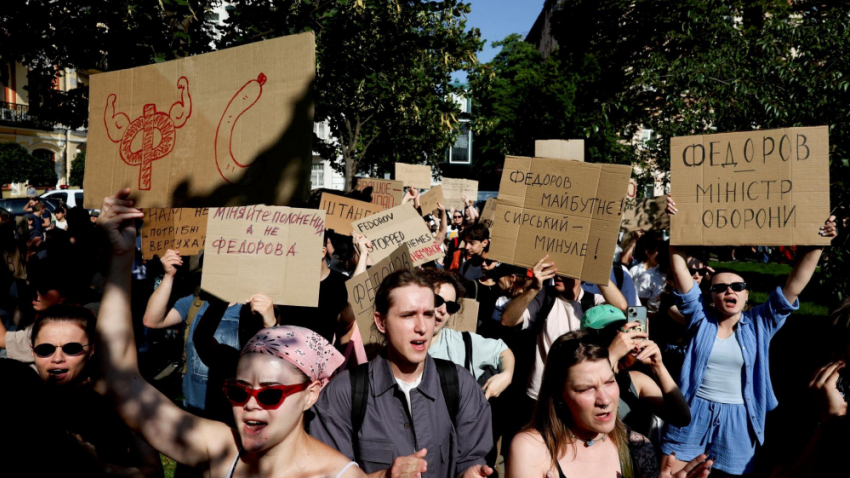 Новости СВО: украинцы вышли на митинги против увольнения Зеленского, ВС РФ удерживают позиции в городской застройке в Красном Лимане