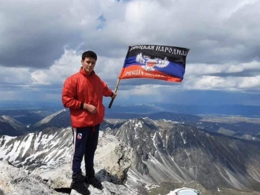 Флаг ДНР в горах Монголии: спортсмены Республики взошли на высшую точку Восточного Саяна 