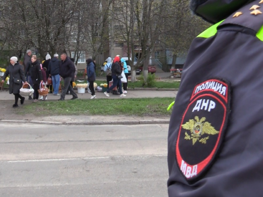 Более 400 полицейских охраняли порядок в праздник Пасхи в ДНР