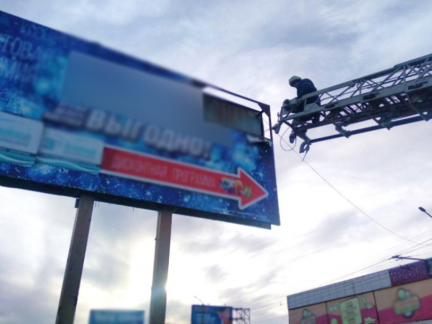 Сотрудники МЧС предотвратили обрушение рекламного щита в Донецке