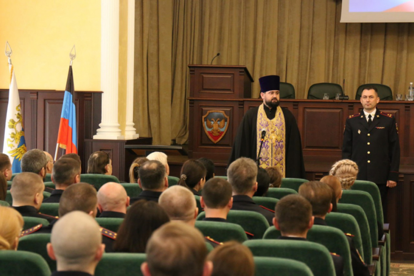 В Донецке впервые приняли Присягу сотрудники МВД