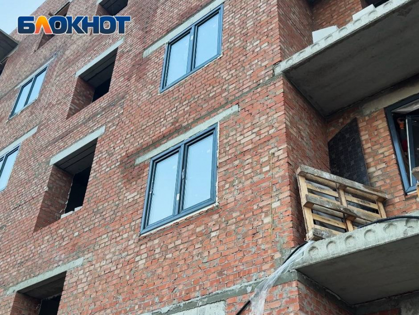 В Авдеевке продолжают восстанавливать разрушенные дома от ракет ВСУ 