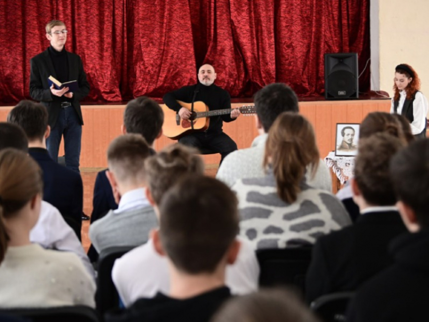 Артисты из Донецка показали мини-спектакль о жизни Михаила Лермонтова школьникам Енакиево