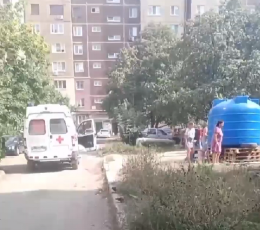 Девушка упала в обморок в очереди за водой в Макеевке