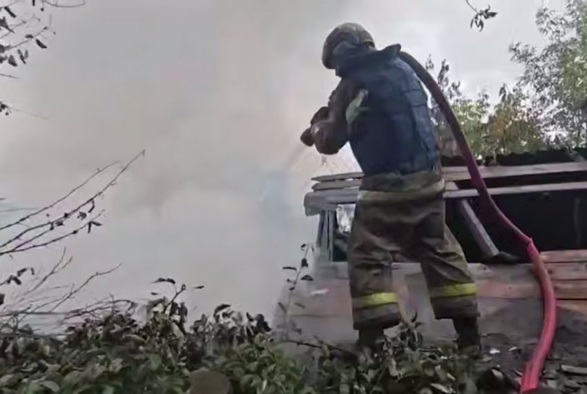 В Горловке пожар уничтожил несколько построек