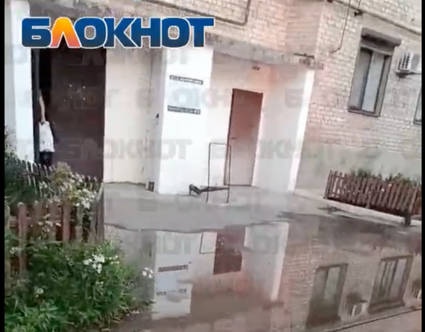 Вода уходит в землю, а не в дома: очередной прорыв в Кировском районе Донецка