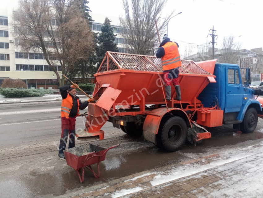 В борьбе с гололедом на дороги Донецка высыпали более 550 тонн реагентов 