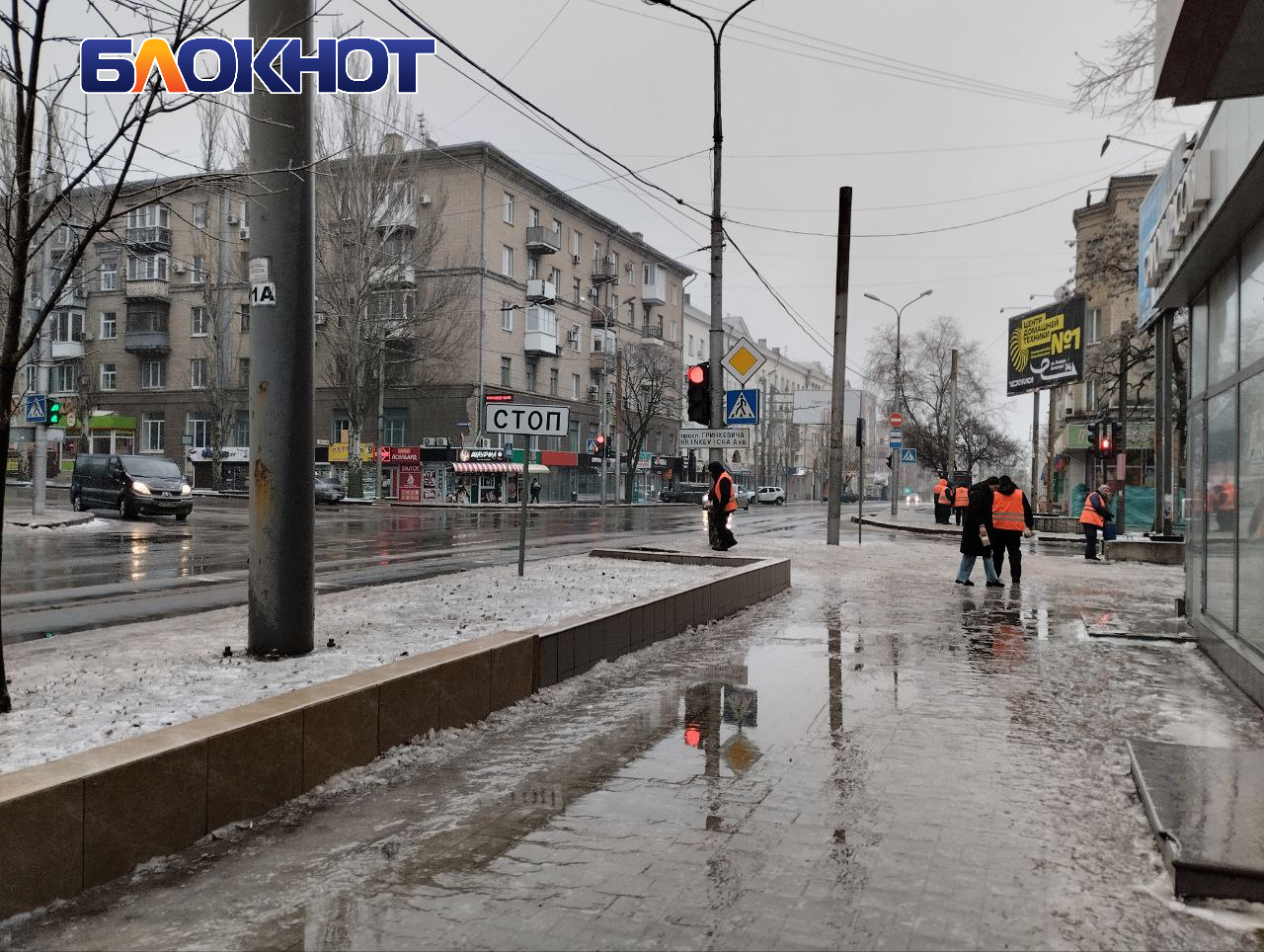 Донецк и всю ДНР накрыл сильный гололед: люди не ходят, а катятся